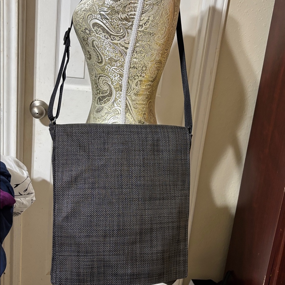 Chilewich woven laptop messenger bag with zipper and adjustable strap. NWOT